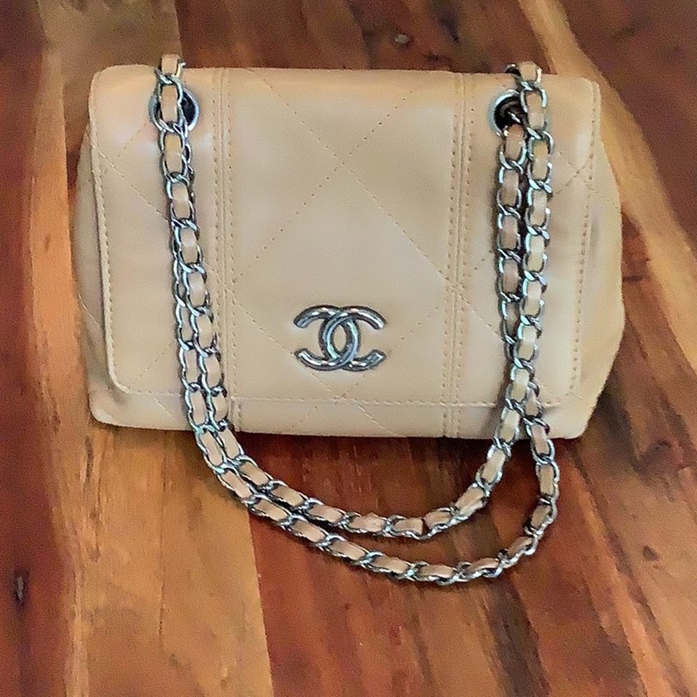 Chanel quilted leather bag